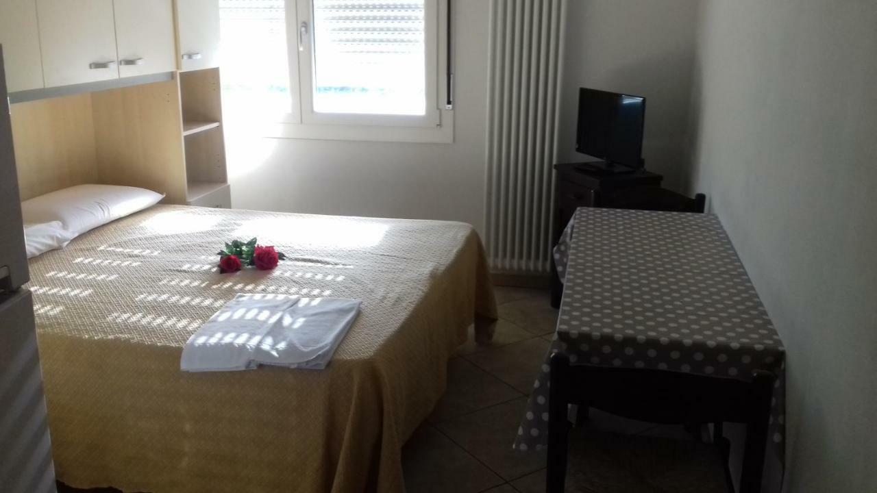 Villa Glori Affitto Camere Monolocali Carpi Eksteriør billede